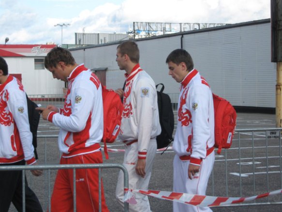 gaensemarsch Im Gänsemarsch zum Sonntagstraining. Die russische Nationalmannschaft.