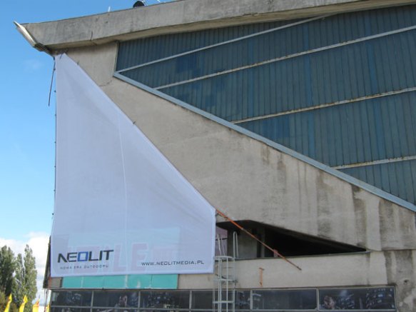 Dieses Bild der Spielstätte hatten wir noch nicht, oder? Realsozialistische Funktionsbautenromantik.