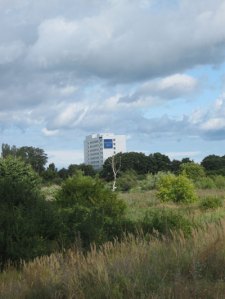 Mannschaftshotel von der neuen Halle aus betrachtet.