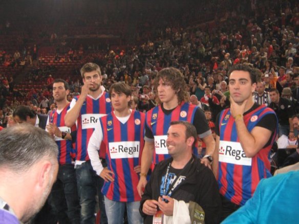 Fußballbarca mangels Größe auf die Stühle - Final4 in Paris